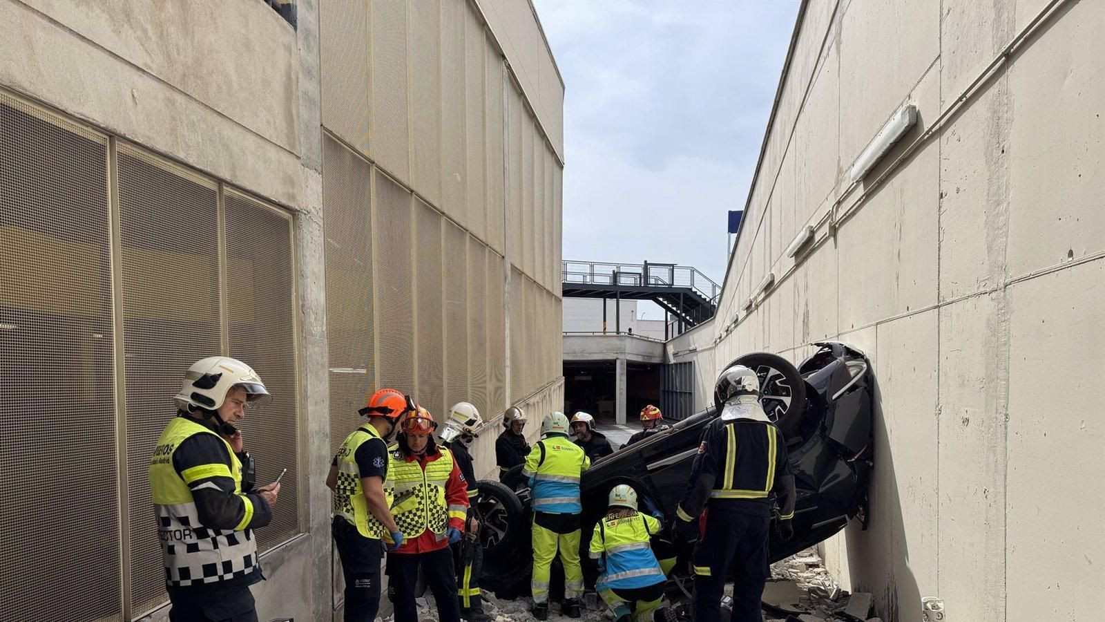 Rescatan a una mujer tras caer su coche ocho metros en Majadahonda Rescatan a una mujer tras caer su coche ocho metros en Majadahonda
