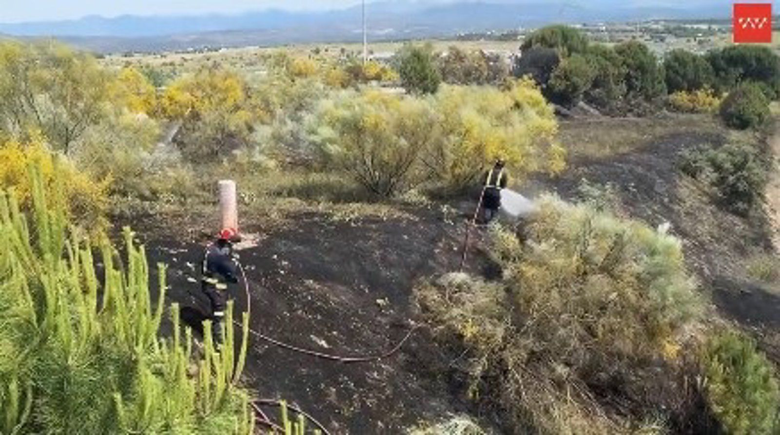 Cinco dotaciones de bomberos extinguen un incendio de vegetación en la M-50 a la altura de Majadahonda