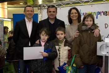 Los escolares reciben los premios del concurso 'Dibuemprende'