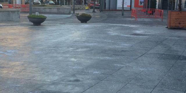 Majadahonda echa sal en las calles para combatir las heladas Majadahonda echa sal en las calles para combatir las heladas