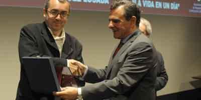 El ganador del XX Premio de Poesía ‘Blas de Otero’ recibe su galardón