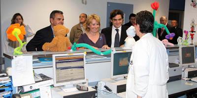 Aguirre felicita la Navidad a los pacientes del Puerta de Hierro de Majadahonda