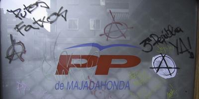 Pintadas vandálicas en la sede del PP de Majadahonda Pintadas vandálicas en la sede del PP de Majadahonda