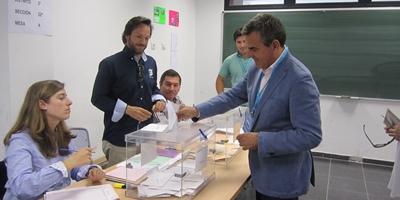 De Foxá vota en el colegio Caude De Foxá vota en el colegio Caude