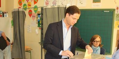 Borja Cabezón vota en el colegio Rosalía de Castro Borja Cabezón vota en el colegio Rosalía de Castro
