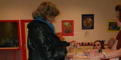 Mercedes Pedreira ejerce su derecho a voto  Mercedes Pedreira ejerce su derecho a voto