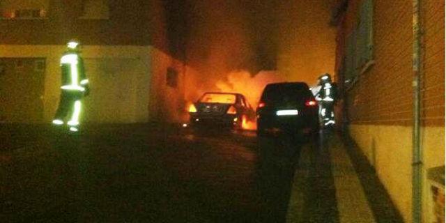 Incendio con dos coches calcinados y daños en diferentes fachadas