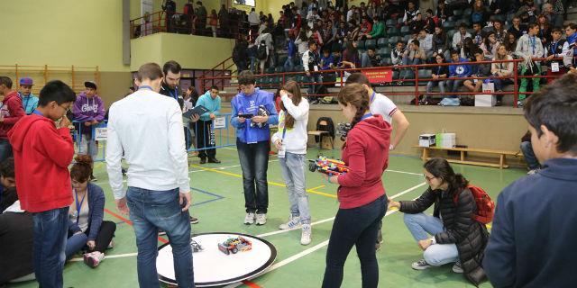 Un millar de alumnos de toda España participan en ‘Robocampeones 2014’ Un millar de alumnos de toda España participan en ‘Robocampeones 2014’