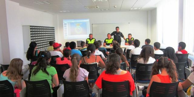 Los agentes tutores de la Policía de Majadahonda dan consejos a los escolares Los agentes tutores de la Policía de Majadahonda dan consejos a los escolares