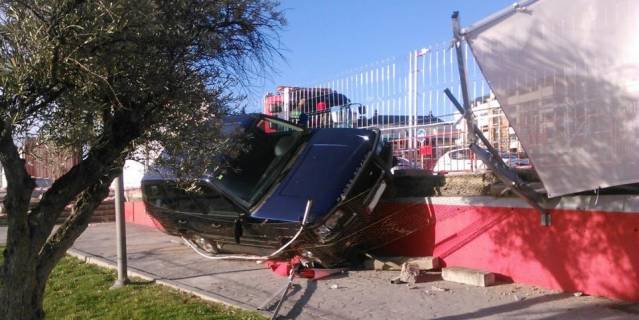 Un coche se estrella contra la fachada del Cerro del Espino Un coche se estrella contra la fachada del Cerro del Espino