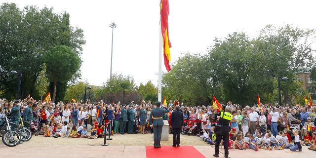 Más de un millar de vecinos homenajearon a la Bandera de España en Majadahonda