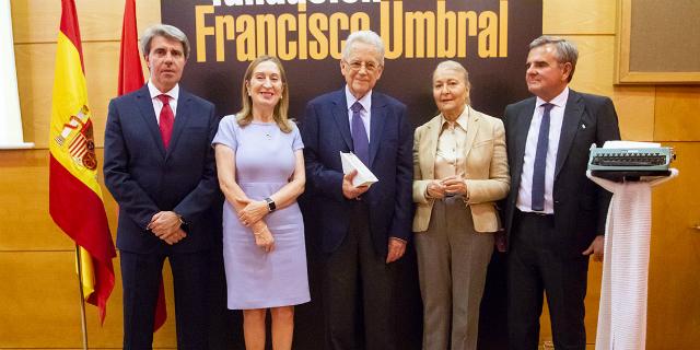 Santos Juliá recibe el Premio Umbral por la obra “Transición”