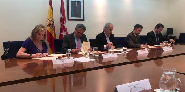El Ayuntamiento firma un convenio para ayudar a los pacientes con la enfermedad de Crohn