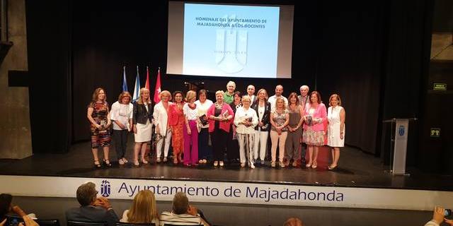 Majadahonda rinde homenaje a los docentes jubilados de los centros del municipio Majadahonda rinde homenaje a los docentes jubilados de los centros del municipio