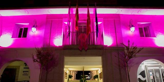 El Ayuntamiento de Majadahonda se iluminó de rosa contra el cáncer de mama