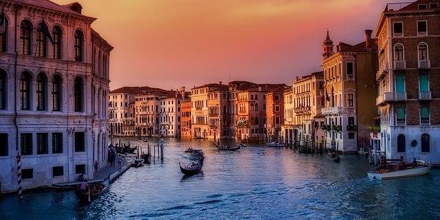 Una ciudad en una caja de sorpresas Una ciudad en una caja de sorpresas