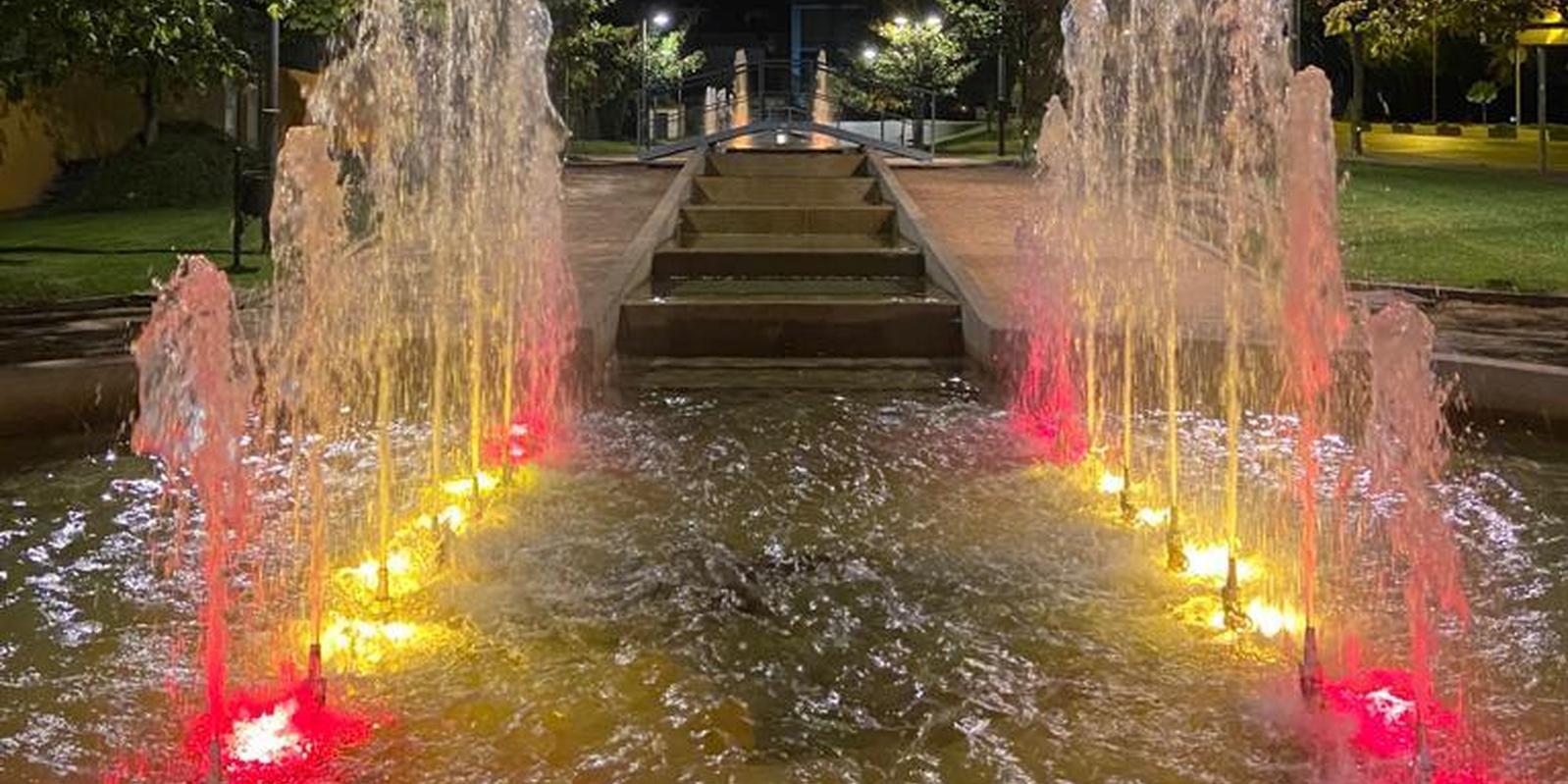 Majadahonda iluminó las fuentes con los colores de la bandera de España por el 12 de octubre Majadahonda iluminó las fuentes con los colores de la bandera de España por el 12 de octubre
