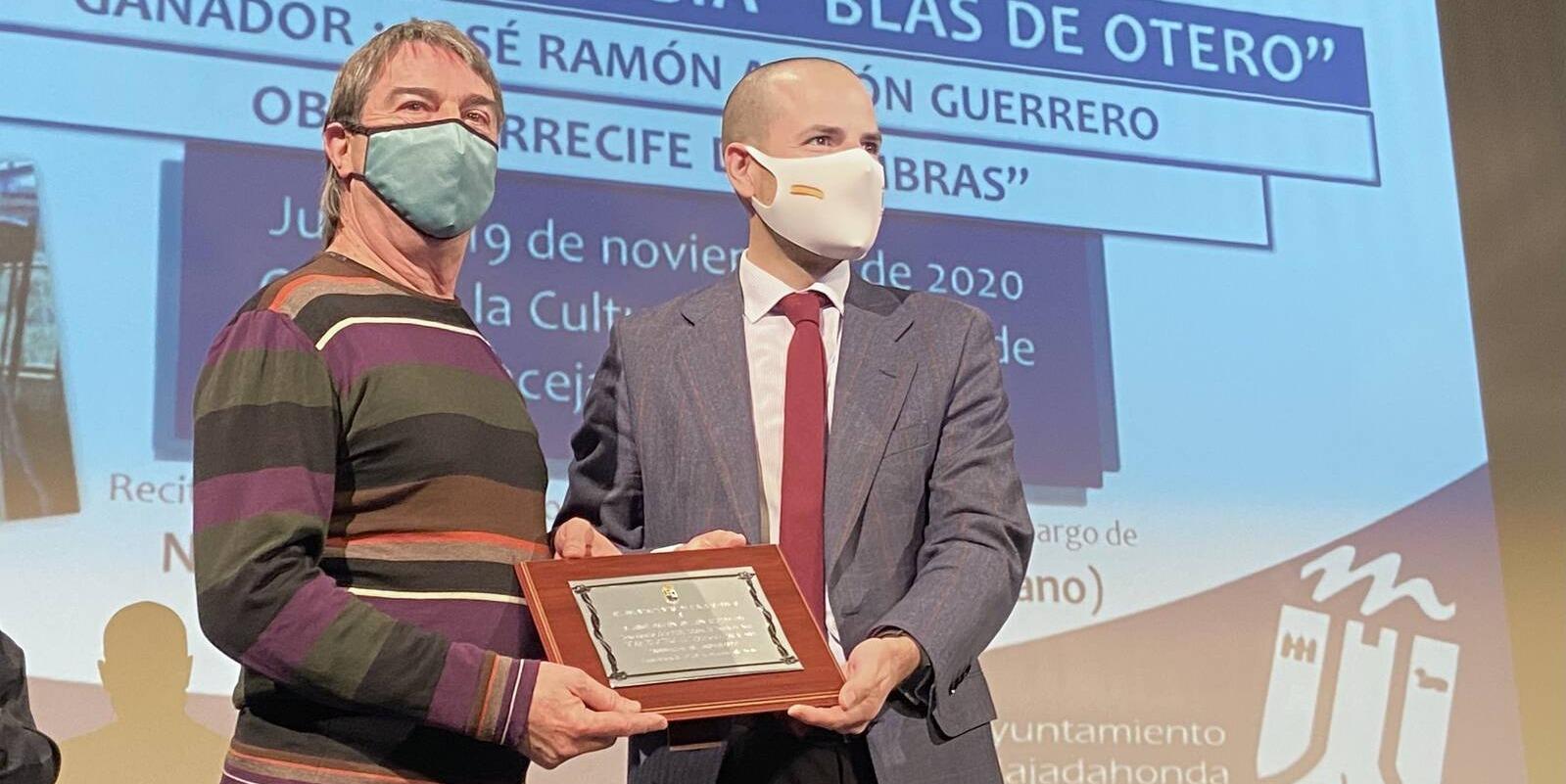 La obra Arrecife de Sombras recibe el premio de poesía “Blas de Otero 2020” La obra Arrecife de Sombras recibe el premio de poesía “Blas de Otero 2020”