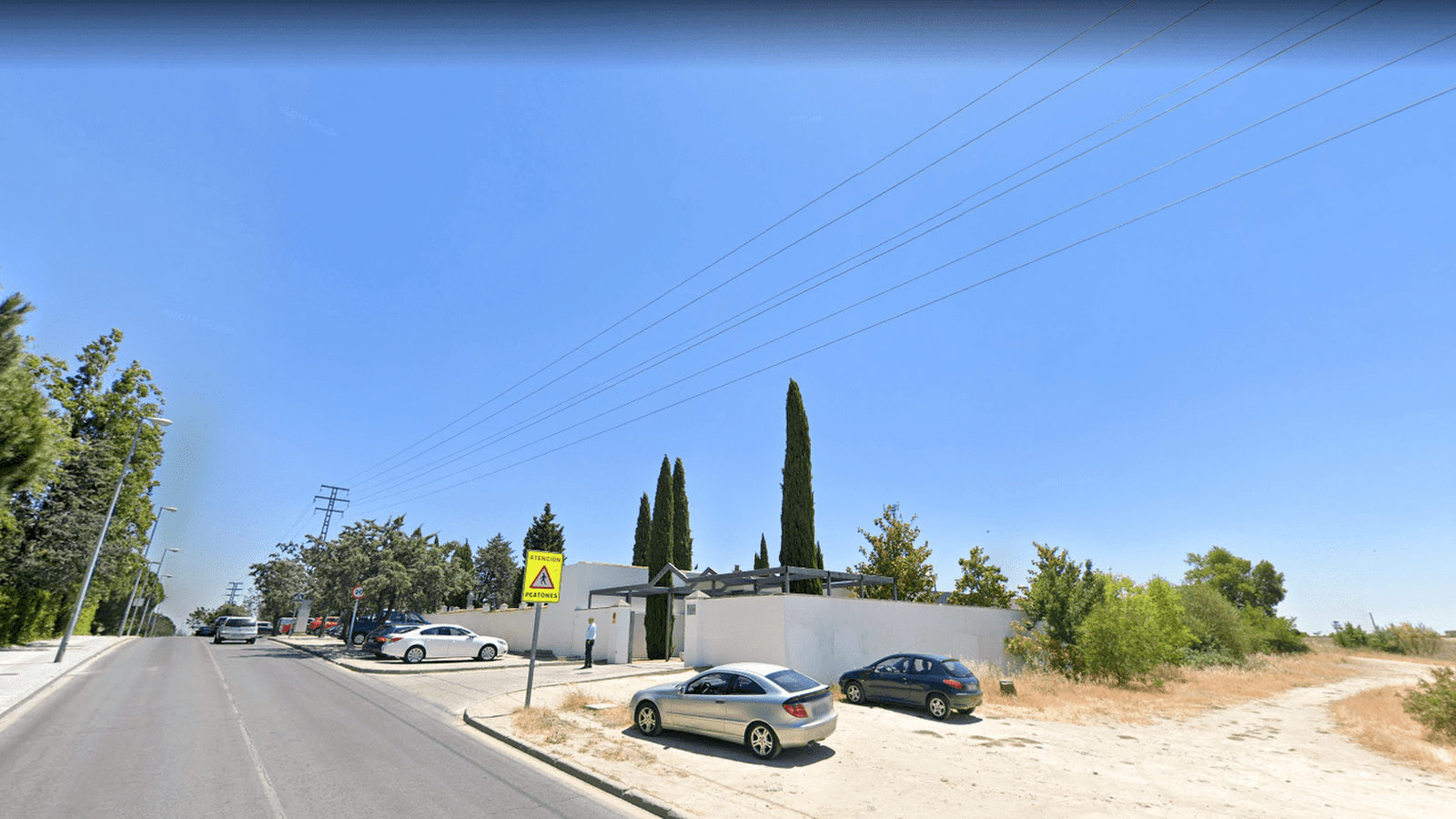 Los vecinos de la zona del cementerio de Majadahonda denuncian suciedad, abandono y botellones Los vecinos de la zona del cementerio de Majadahonda denuncian suciedad, abandono y botellones