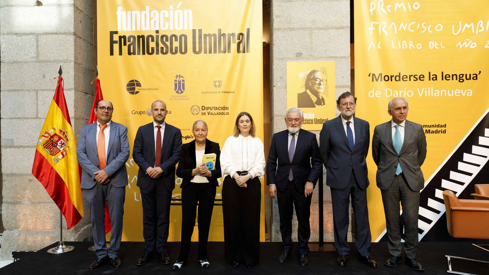 Darío Villanueva recibe el Premio Francisco Umbral fuera de Majadahonda 