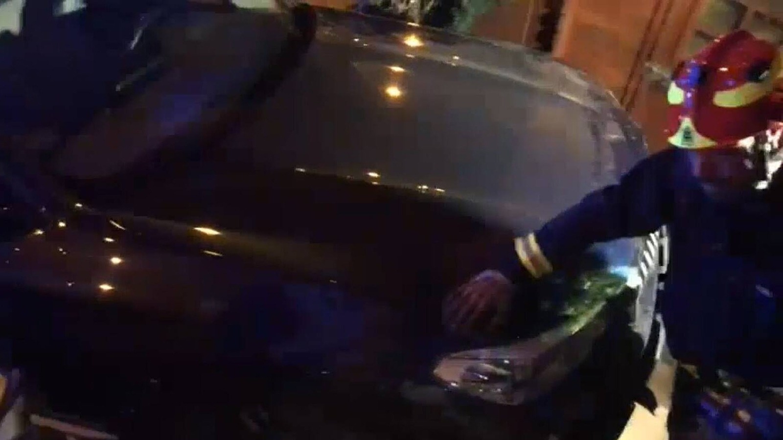 Estampa su BMW contra el jardín de una vivienda en Majadahonda