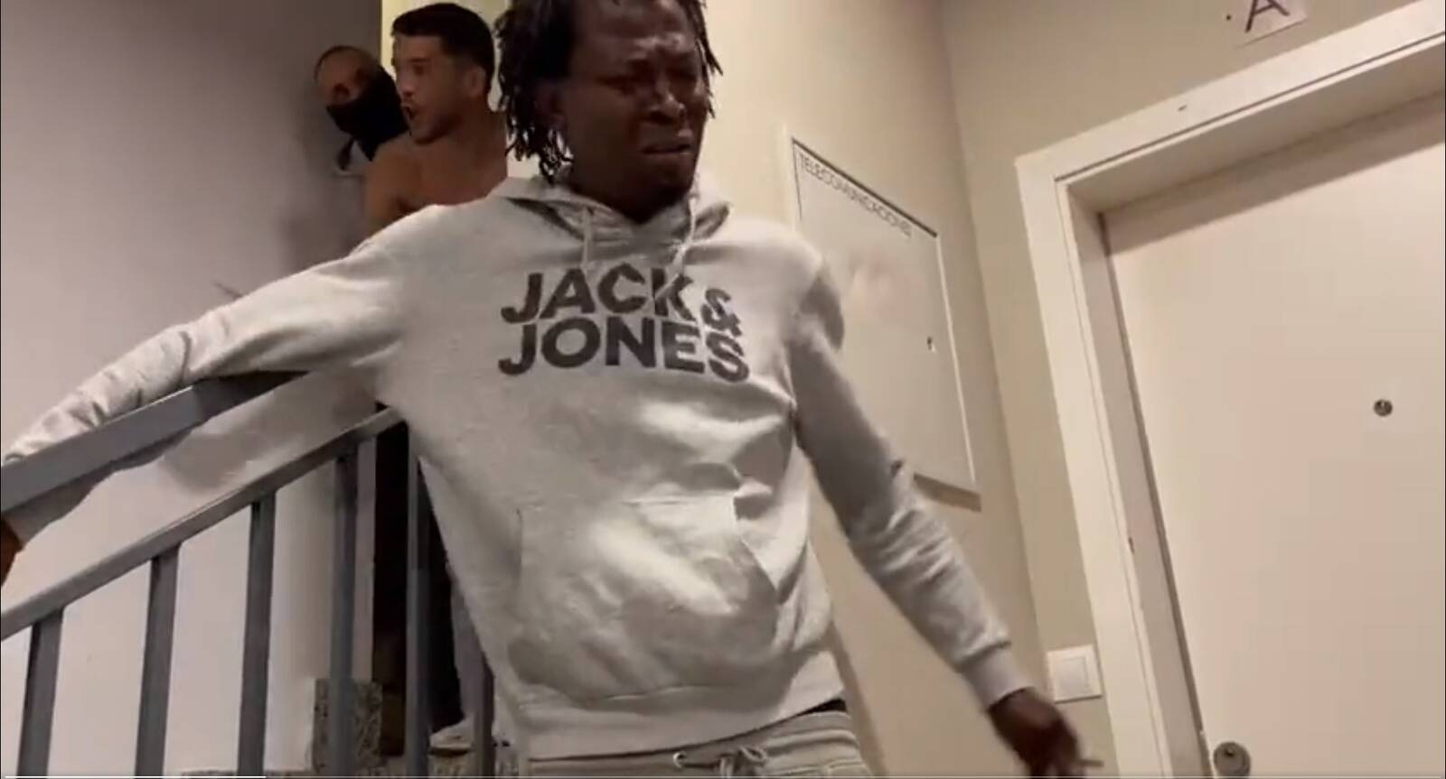 Graves altercados y un vigilante apuñalado durante el desalojo de un edificio okupado en Majadahonda Graves altercados y un vigilante apuñalado durante el desalojo de un edificio okupado en Majadahonda