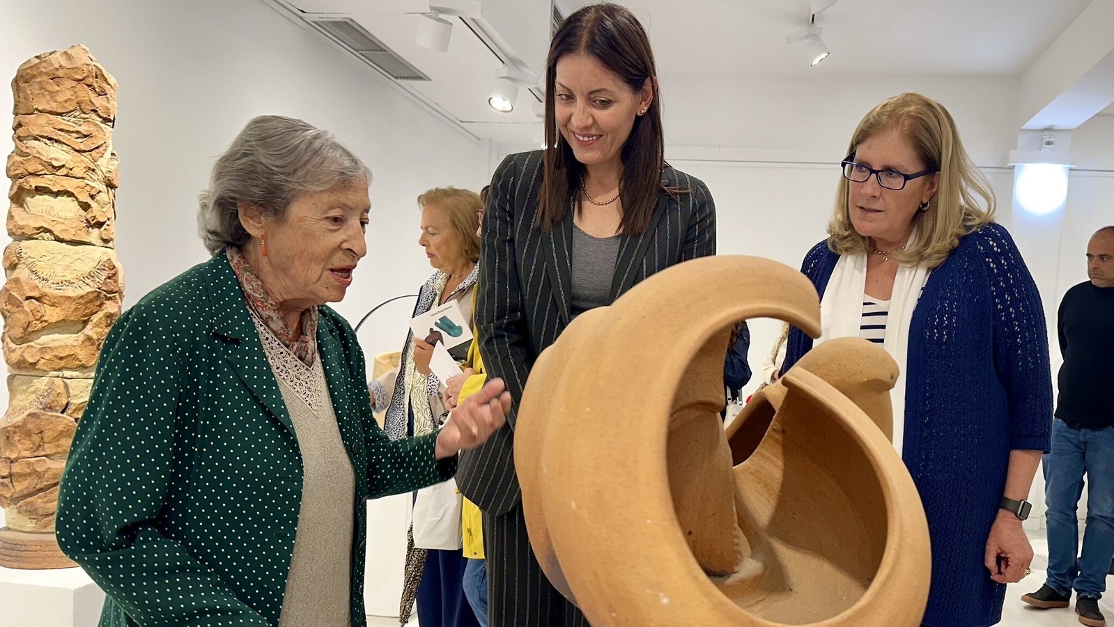 Carmen Perujo presenta su obra en la Casa de la Cultura "Carmen Conde" de Majadahonda Carmen Perujo presenta su obra en la Casa de la Cultura "Carmen Conde" de Majadahonda