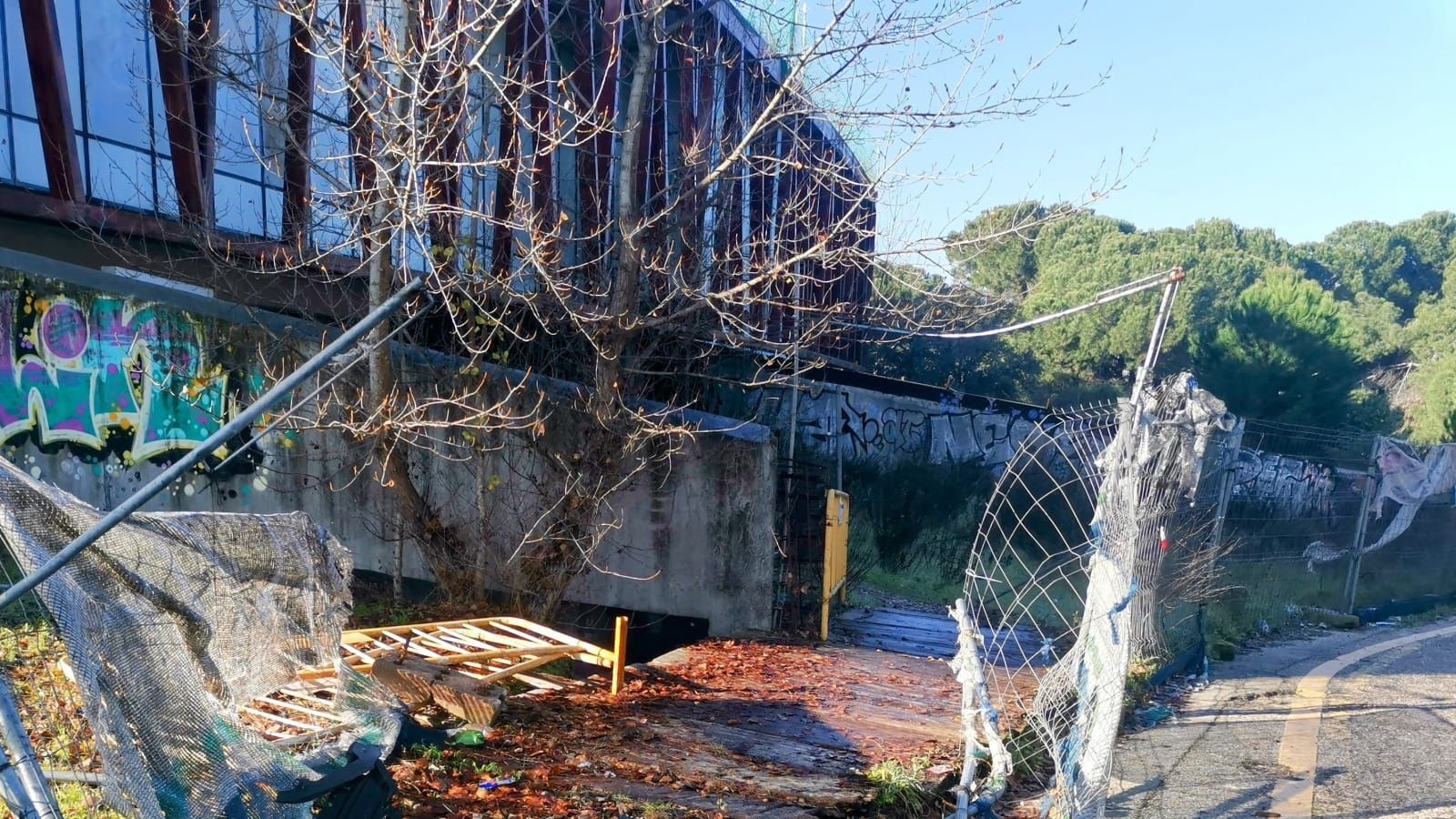 La oposición pide una mesa de diálogo para buscar soluciones al edificio en ruinas frente a la estación La oposición pide una mesa de diálogo para buscar soluciones al edificio en ruinas frente a la estación