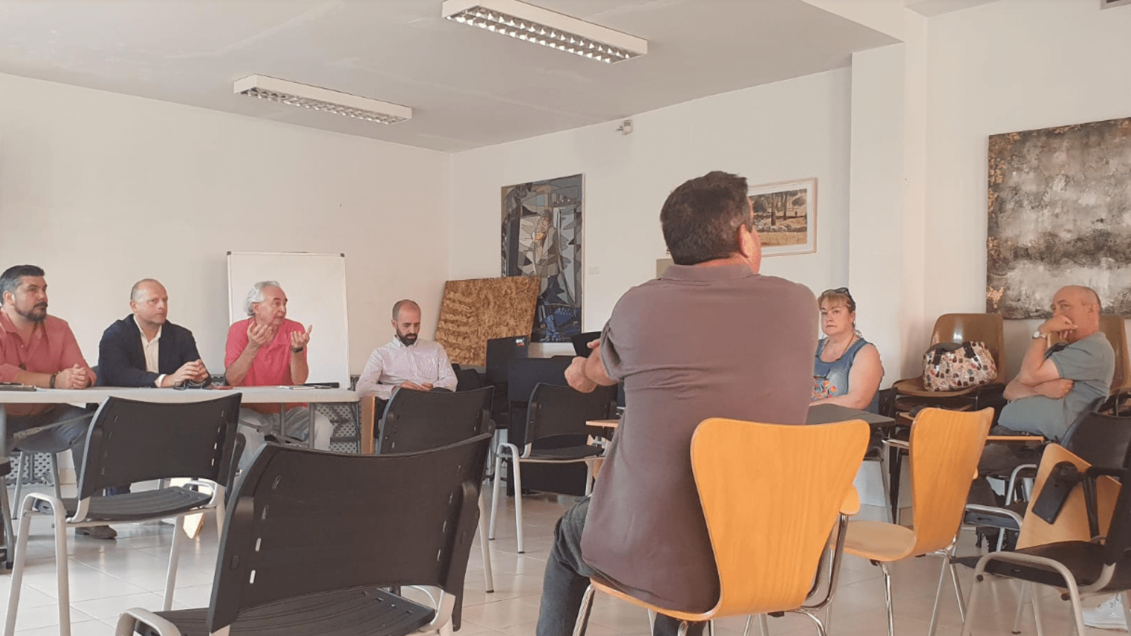 Reunión entre los vecinos y los comerciantes de Majadahonda para abordar la ampliación del mercadillo Reunión entre los vecinos y los comerciantes de Majadahonda para abordar la ampliación del mercadillo