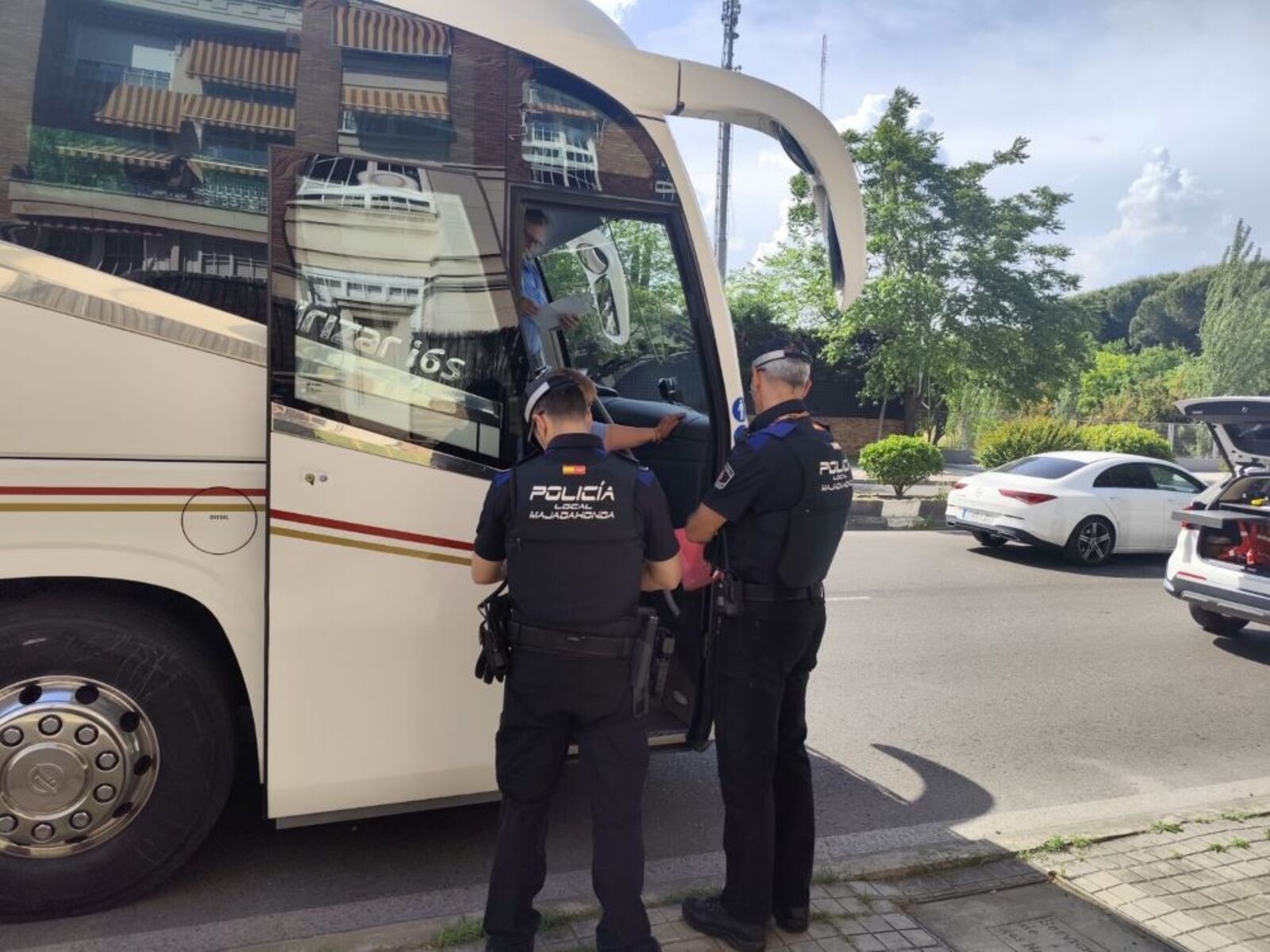 La Policía Local de Majadahonda refuerza la vigilancia de camiones y autobuses para mejorar la seguridad vial