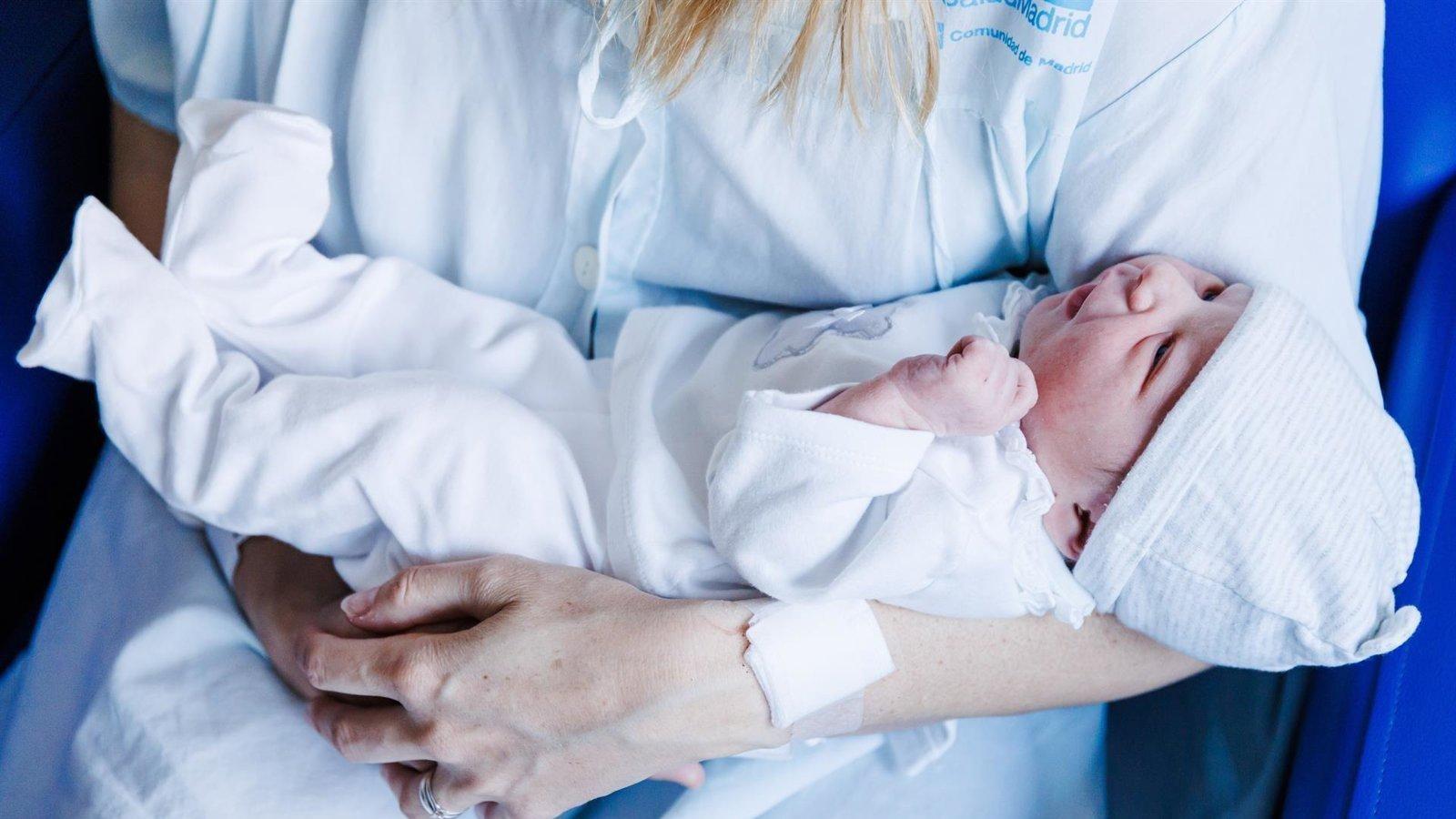 367 familias recibirán hasta 1.400 euros por nacimiento o adopción en Majadahonda
