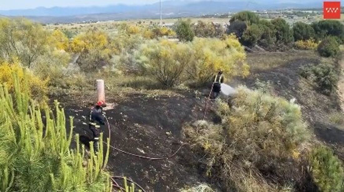 Cinco dotaciones de bomberos extinguen un incendio de vegetación en la M-50 a la altura de Majadahonda