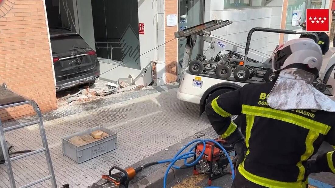 Dos mujeres heridas tras empotrarse un todoterreno contra una clínica en Majadahonda