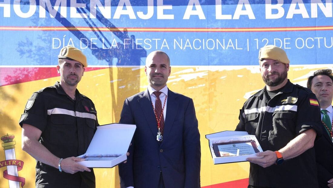 Majadahonda rinde homenaje a la bandera por el 12 de octubre y reconoce el trabajo de la Unidad Militar de Emergencias