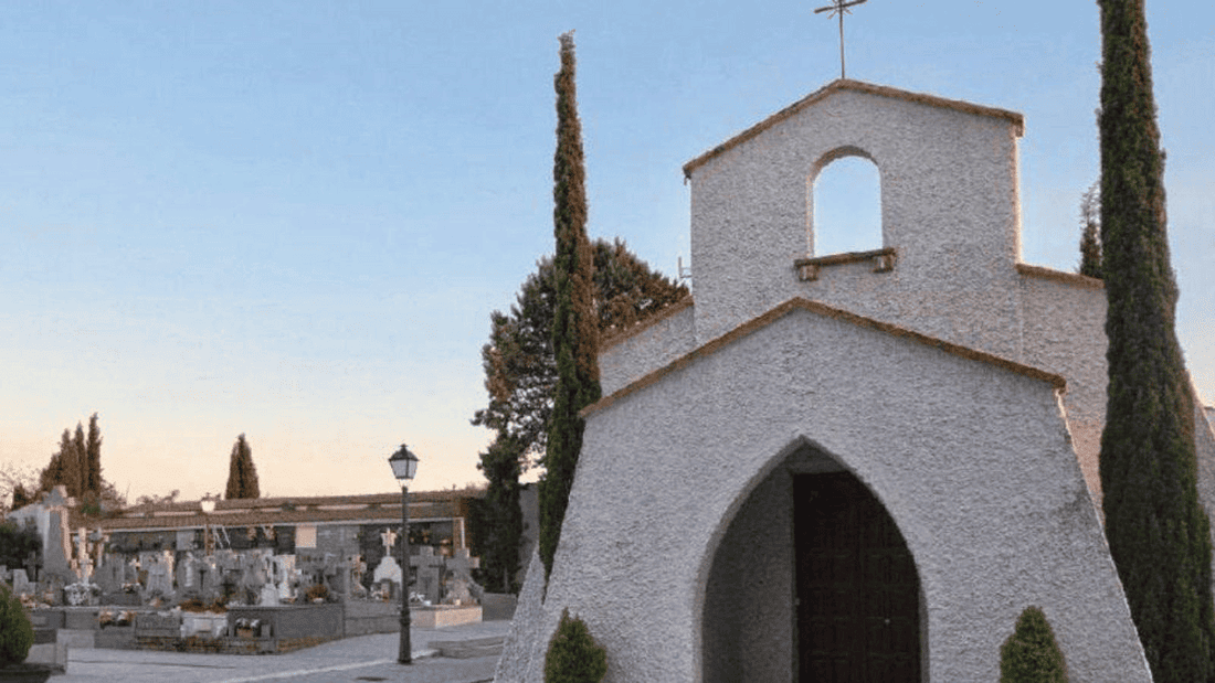 Un todoterreno se empotra contra el cementerio de Majadahonda y derriba varias lápidas