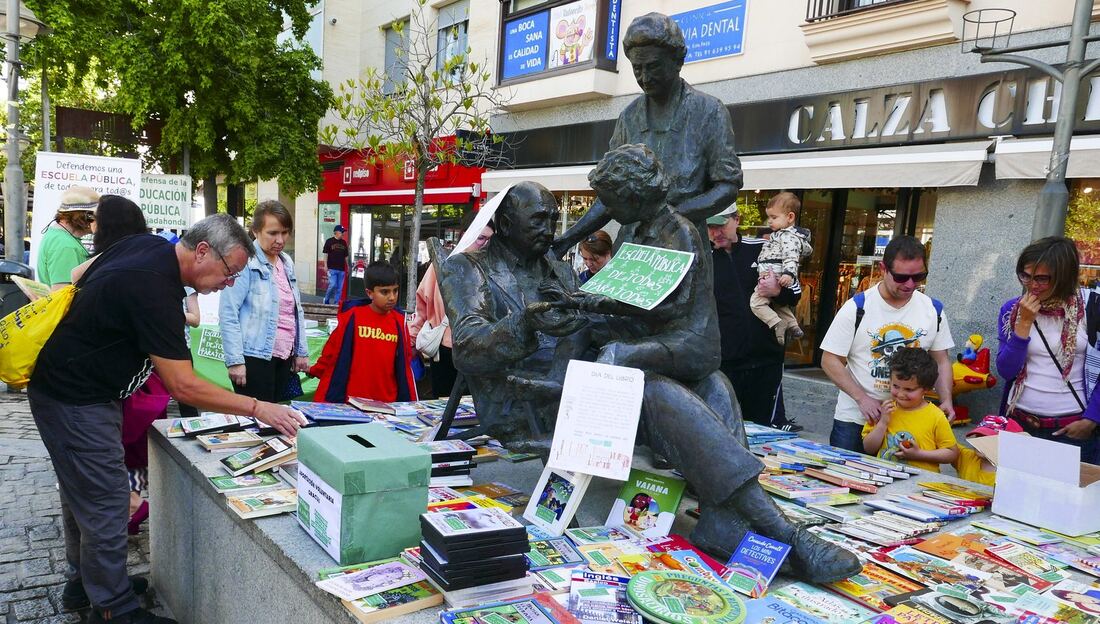 Más de mil “libros viajeros” recorren Majadahonda en una jornada por la escuela pública